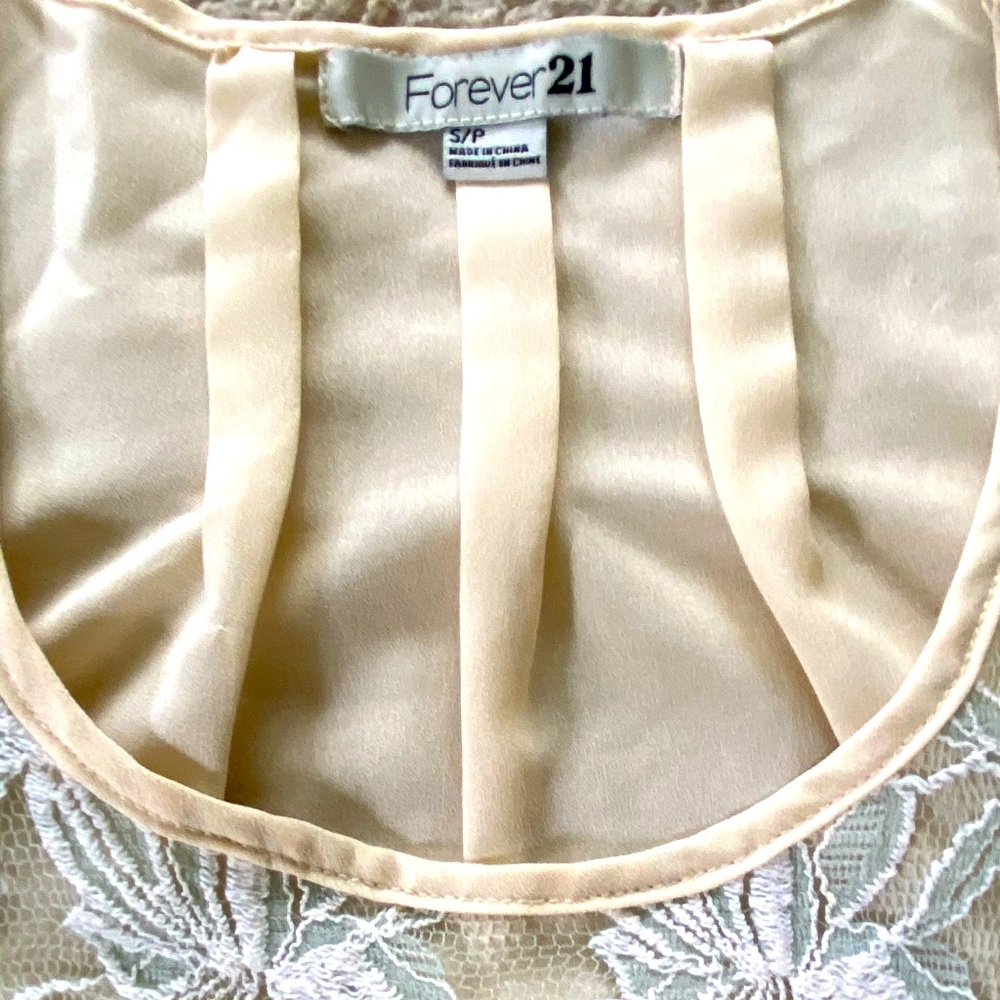 Lace top - Picture 2 of 3